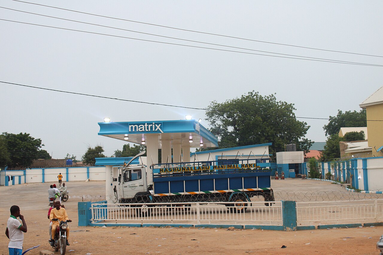 Long queues and high pump prices at a Nigerian fuel station amid rising inflation